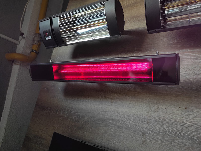 cam panel ışıklı radyant elektrikli ısıtıcı çalışırken 